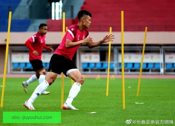 中前场组合冲刺阶段轮换，体能与默契需要同步管理